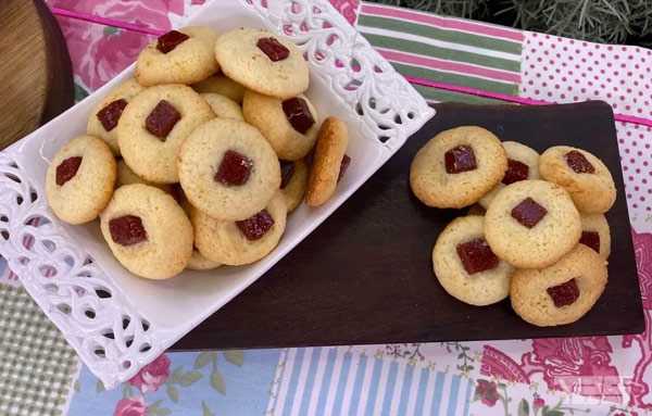 Receita: Biscoitinho de queijo parmesão com goiabada receita:-biscoitinho-de-queijo-parmesao-com-goiabada