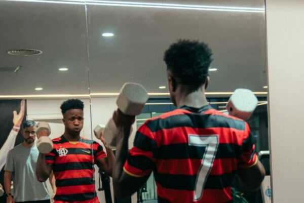 vini-jr.-usa-blusa-do-flamengo-e-detalhe-chama-atencao;-entenda-motivo
