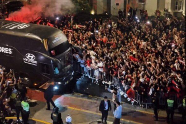 Libertadores: torcida do Flamengo faz festa na chegada dos jogadores a Lima libertadores:-torcida-do-flamengo-faz-festa-na-chegada-dos-jogadores-a-lima