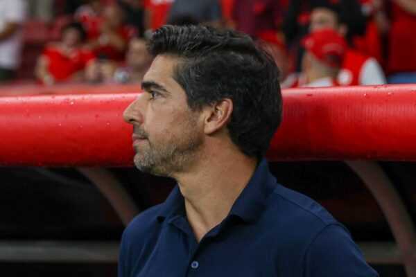 abel-ferreira-sobre-caso-de-racismo-contra-vini-jr:-“crise-de-valores”